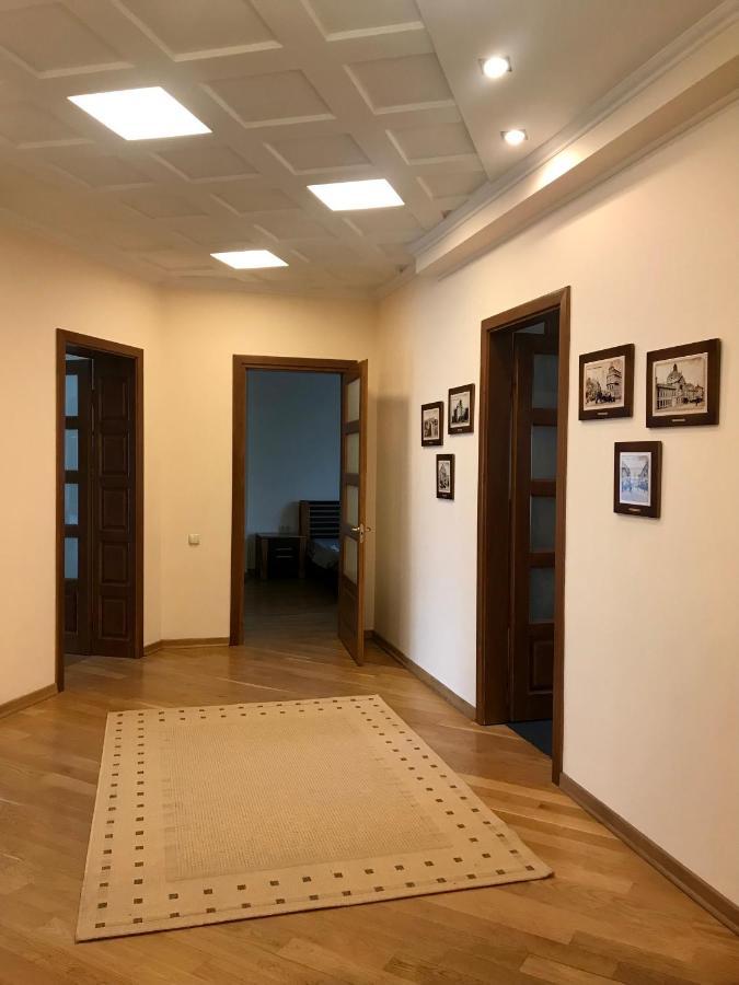 Family Apartment Near The University Chernivtsi Εξωτερικό φωτογραφία