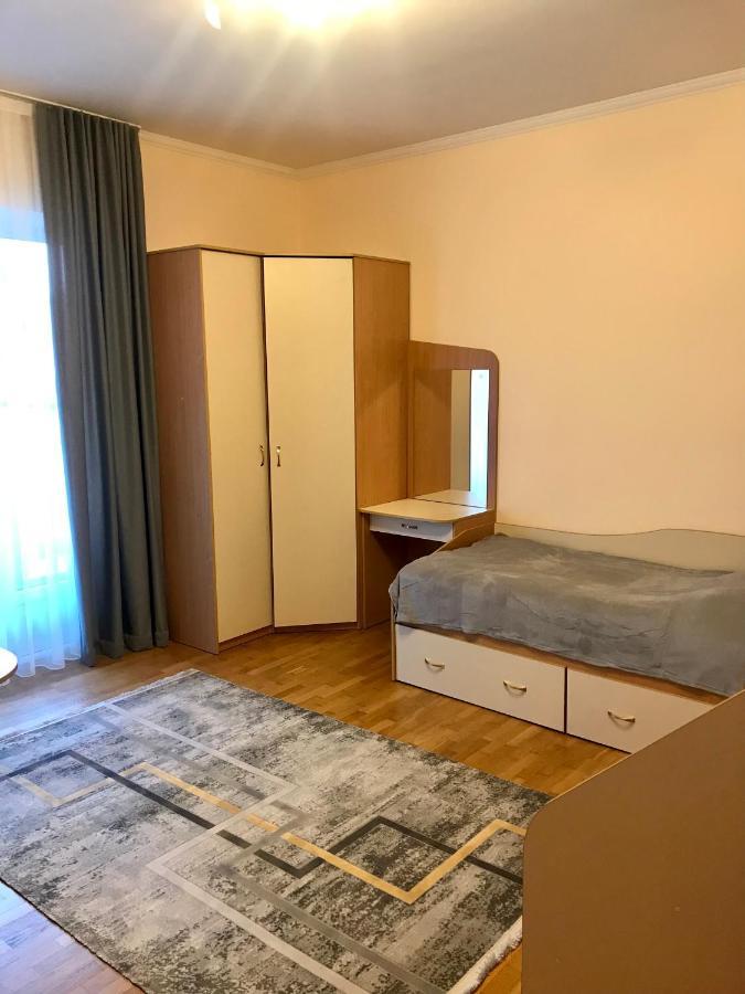 Family Apartment Near The University Chernivtsi Εξωτερικό φωτογραφία