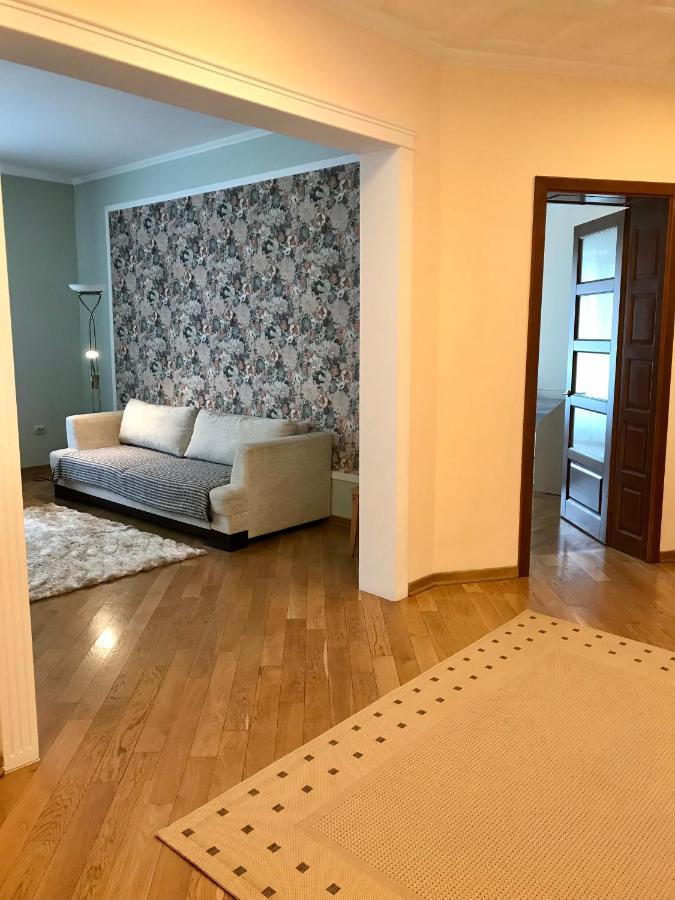 Family Apartment Near The University Chernivtsi Εξωτερικό φωτογραφία
