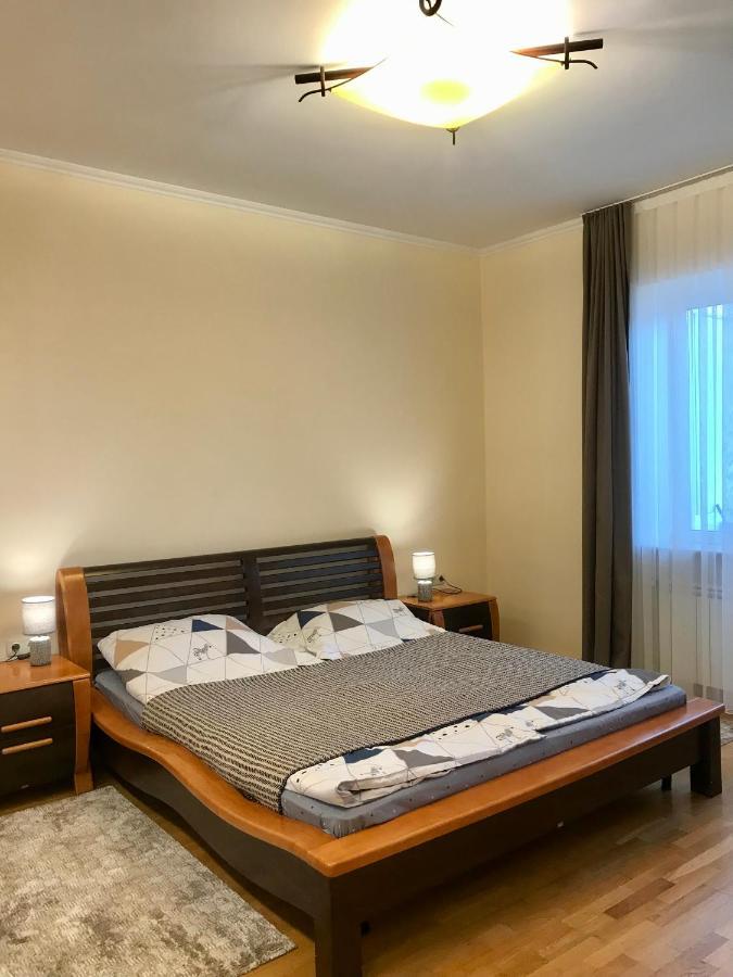 Family Apartment Near The University Chernivtsi Εξωτερικό φωτογραφία